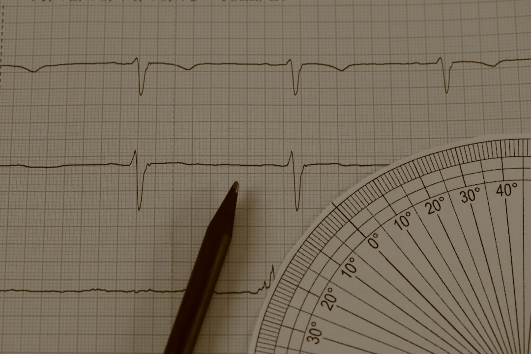 Imagine abstractă cu inima și impulsurile electrice relevante pentru aritmia cardiacă