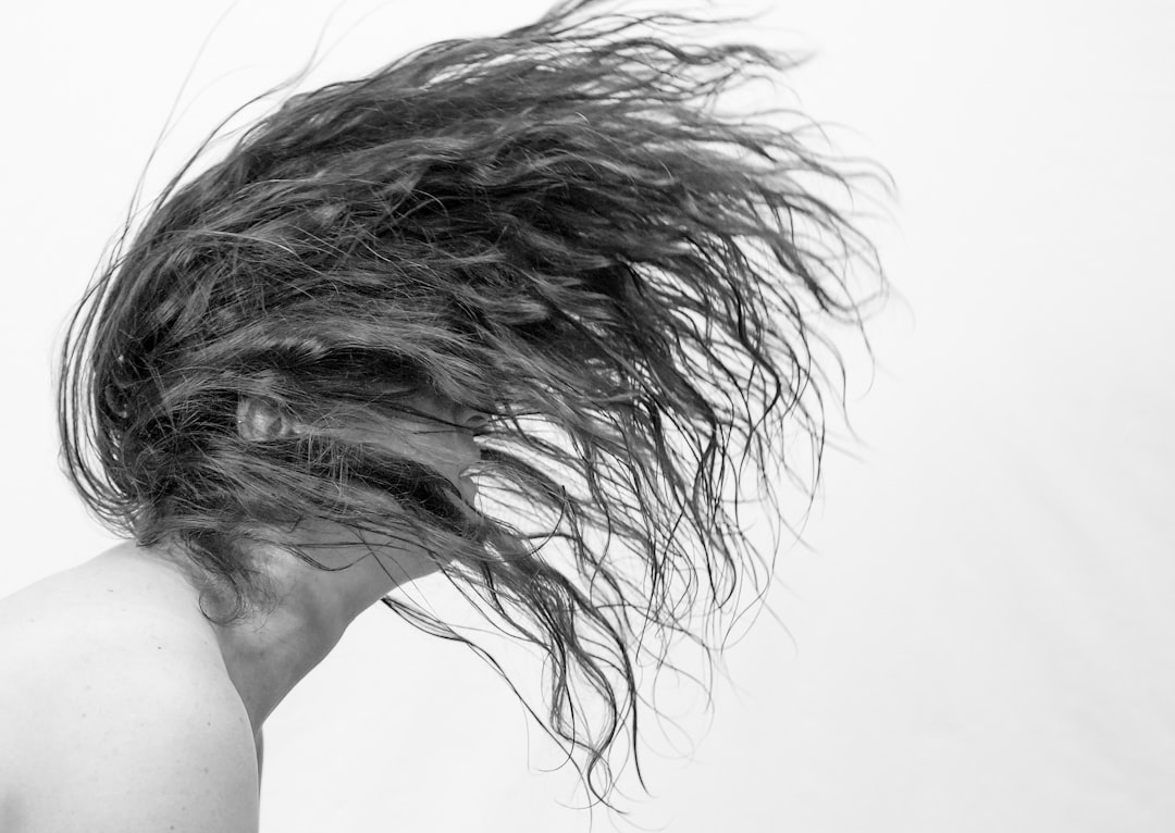 Căderea părului: ghid complet cu cauze și soluții eficiente