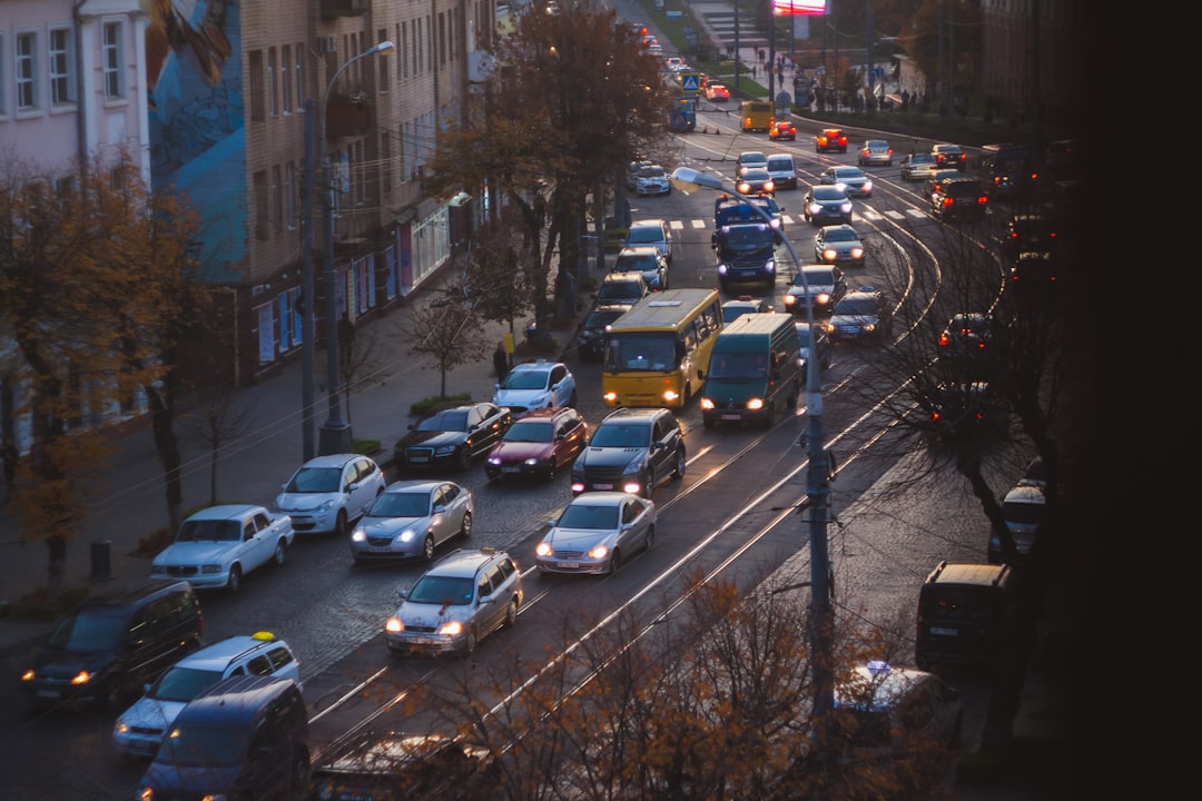 Imagine cu o balanță reprezentând justiția, simbolizând pedepsele pentru consum și trafic de droguri