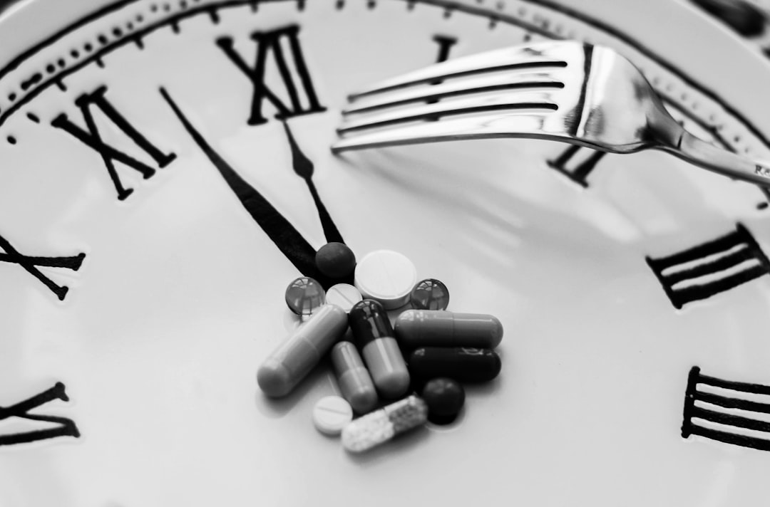 Ilustrație durere de dinți cu medicamente pentru ameliorare