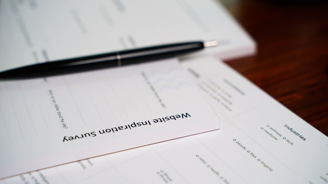 O imagine cu documente de licențe și autorizații pentru afaceri