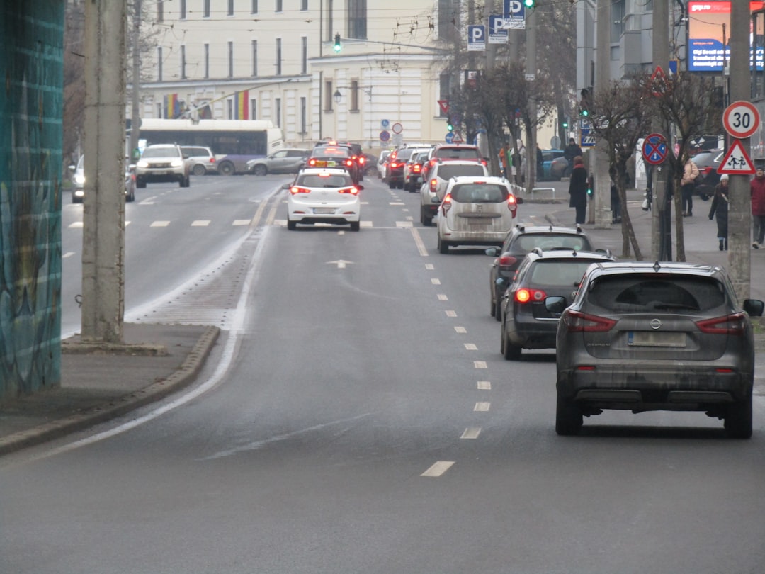 Imagine cu o mașină de poliție și semne de circulație, simbolizând infracțiuni rutiere