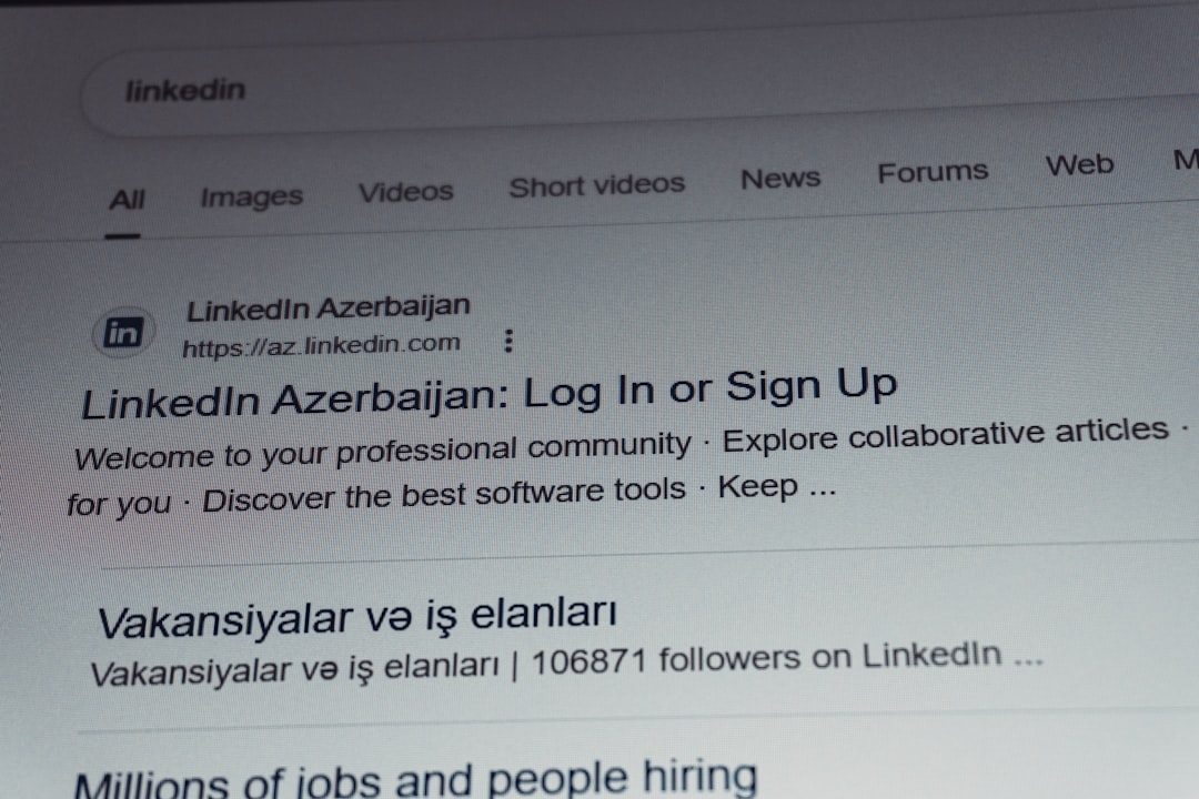 Imagine cu un contract de licențiere software și un pix