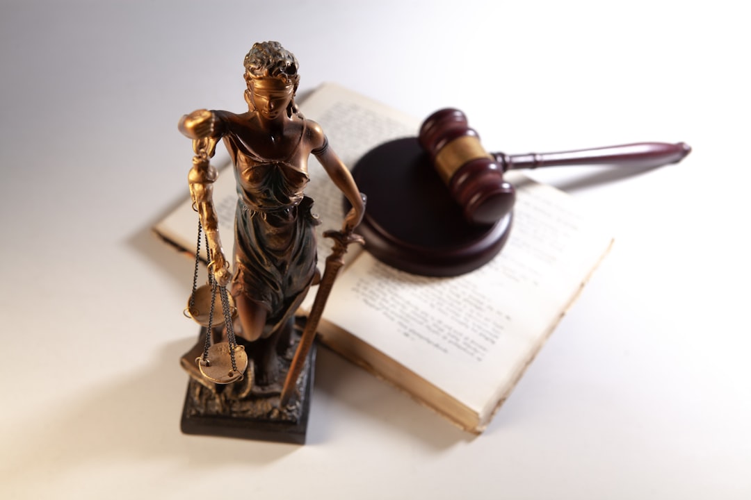 Imagine simbolică a unui judecător cu ciocanul în mână, reprezentând consecințele legale ale plagiatului