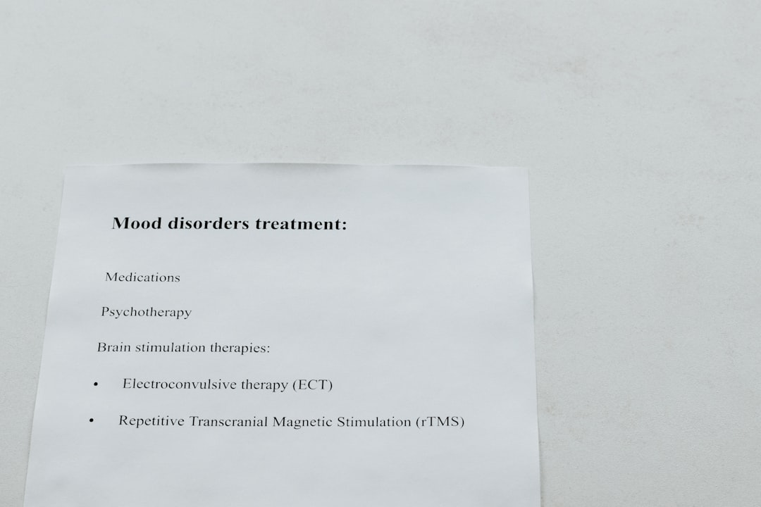 Imagine reprezentând o persoană care examinează pielea afectată de psoriazis