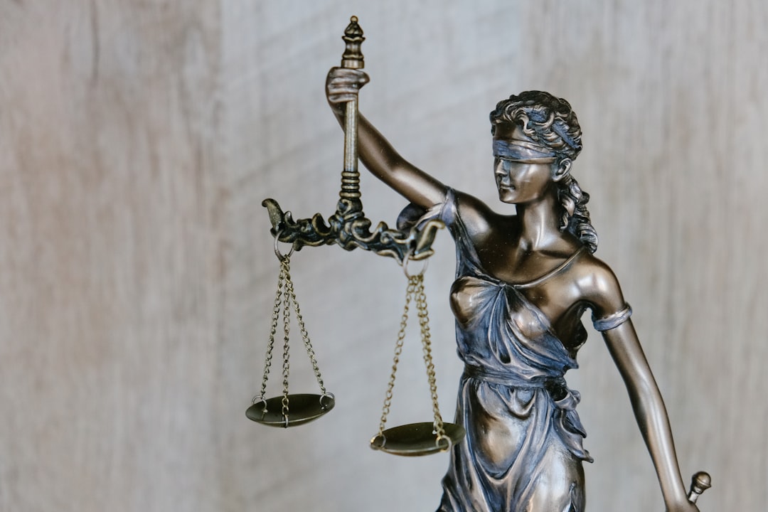 Imagine simbolizând legea drepturilor de autor și balanța justiției