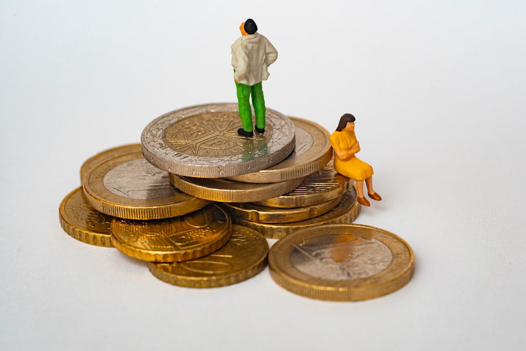 Comparare între salariul de bază și salariul brut cu un calculator